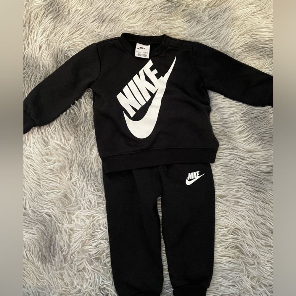 Nike 2 Piece set. (Sweater & Sweat pants) size 12M